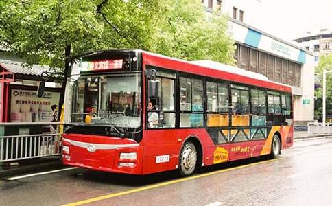 公交车上的一件事作文